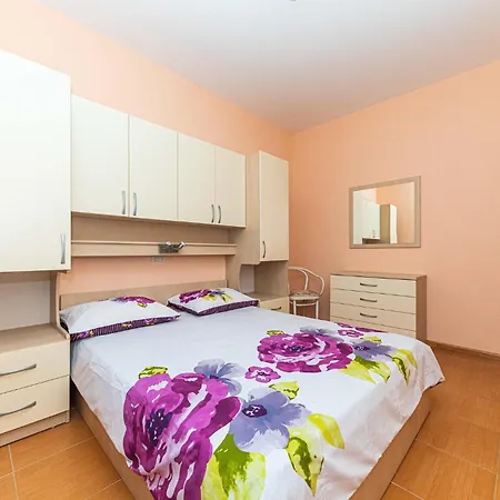 1 Bedroom Awesome In Makarska